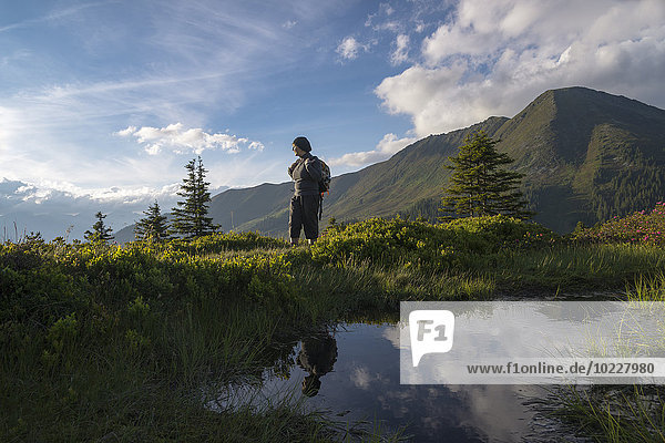 Österreich  Tirol  Wanderer in der Bergwelt mit Blick auf die Landschaft