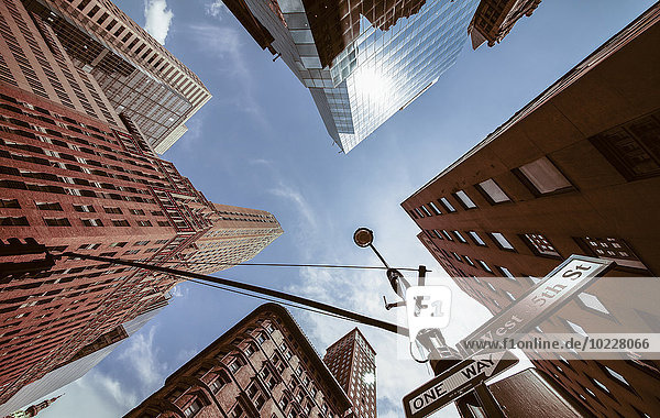 USA  New York  New York City  Manhattan  Straßenecke  Schilder 5th Avenue und West 45th Street  Ansicht von unten