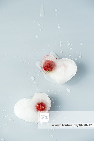 Herzförmige Eiswürfel mit Erdbeere