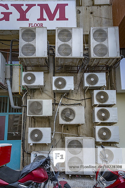 UAE  Dubai  mehrere Klimaanlagen an einer Wand in einer Nebenstraße