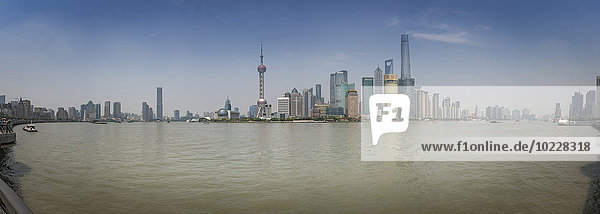 China  Shanghai  Panoramablick auf die Skyline von Pudong mit dem Huangpu-Fluss