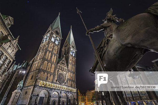 Germany  Bremen  Equestrian statue and Bremen Cathedral at night