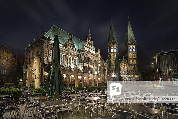 Deutschland,  Bremen,  Blick auf Rathaus und Bremer Dom mit Bürgersteigcafé im Vordergrund bei Nacht