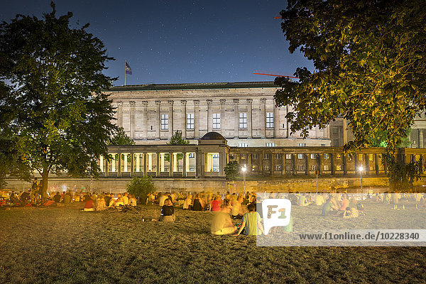 Deutschland  Berlin  Menschen genießen eine warme Sommernacht im James-Simon-Park an der Spree