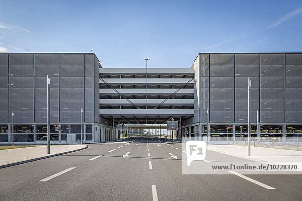 Deutschland  Flughafen Berlin Brandenburg  Parkplatz und leere Straße