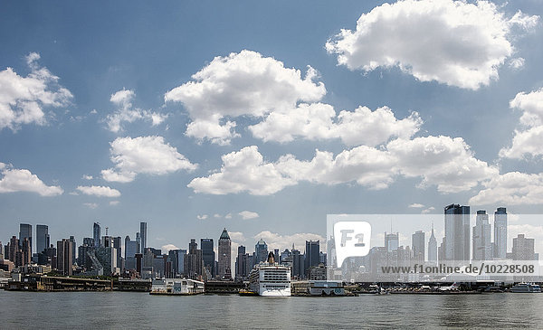 USA  New York City  Blick auf die Skyline von Manhattan und den East River