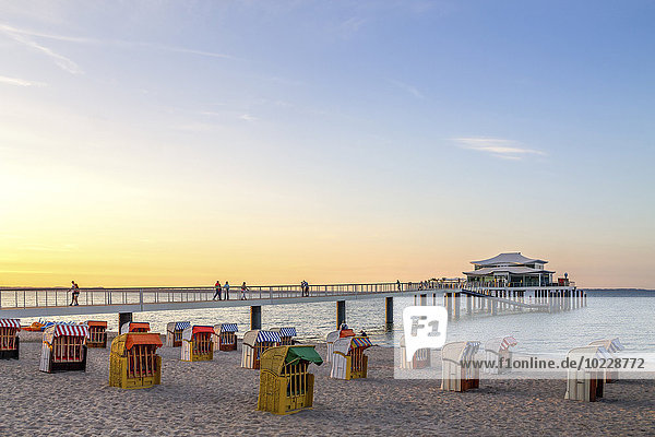 Deutschland  Niendorf  Blick auf Timmendorfer Strand mit Kapuzenstühlen und Seebrücke