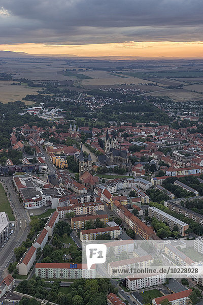 Deutschland  Luftbild von Halberstadt mit Halberstädter Dom und Kirche St. Martini am Abend