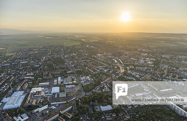 Deutschland  Luftaufnahme von Halberstadt mit Harz-Mittelgebirge im Hintergrund bei Abenddämmerung