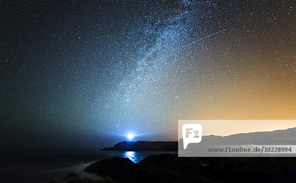 Spanien  Valdovino  Sternenhimmel mit Milchstraße und Sternschnuppe über der galicischen Küste