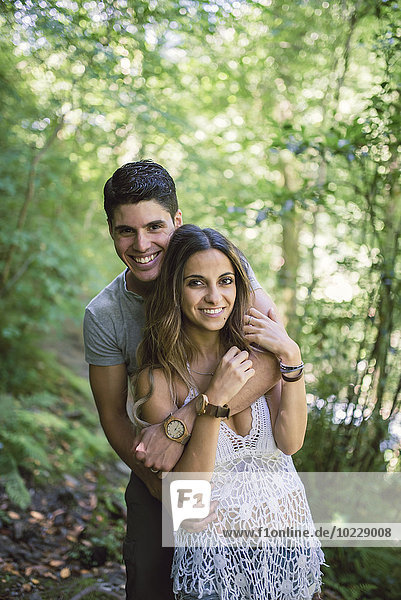 Porträt eines jungen Paares im Wald