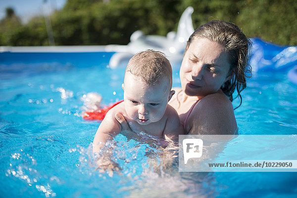 Mutter mit Baby im Schwimmbad