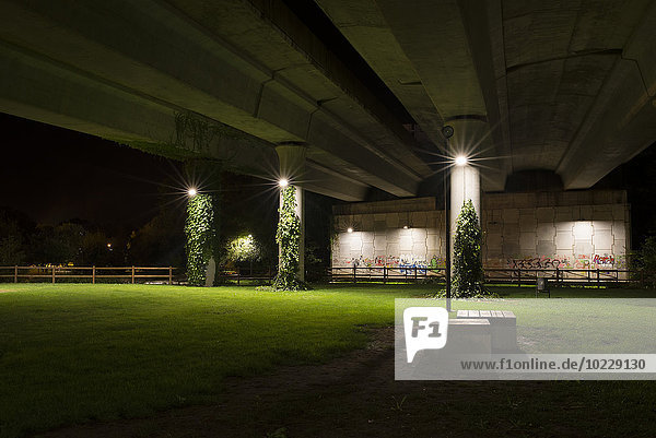 Spanien  Naron  Park unter der Autobahnbrücke  nachts mit Straßenlaternen beleuchtet