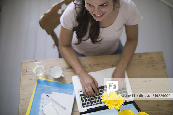 Junge Frau im Home-Office mit Laptop