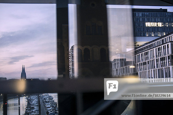 Deutschland  Köln  Blick auf den Kölner Dom in der Abenddämmerung