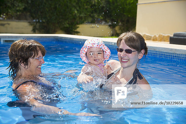 Spanien  Mallorca  kleines Mädchen mit Mutter und Oma im Pool