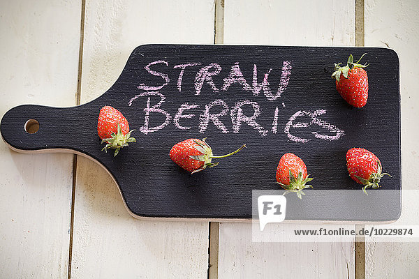 Holztafel mit Erdbeeren als Tafel