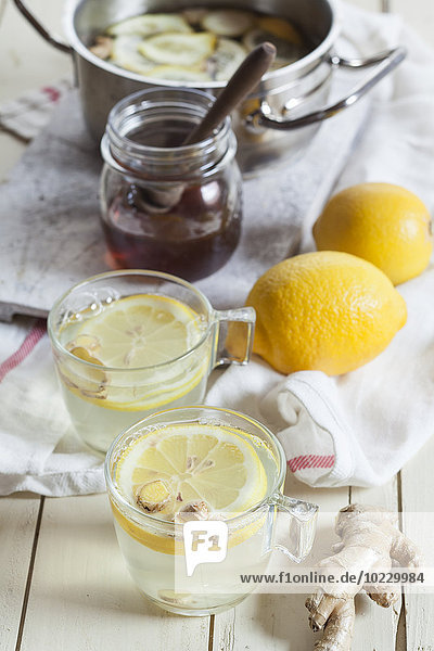 Heißer Zitronen-Ingwer-Aufguss mit Honig