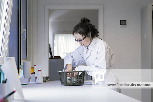 Laborantin im klinischen Labor