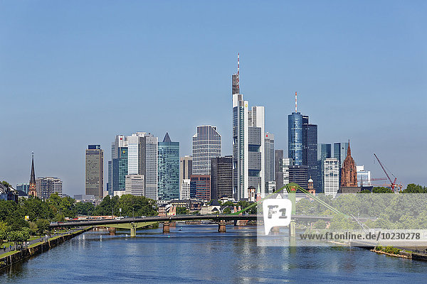 Deutschland  Frankfurt  Blick auf die Skyline mit Floesserbrücke im Vordergrund