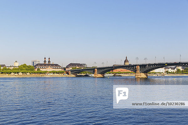Deutschland  Mainz  Blick zum Parlament am Deutschhaus Mainz und Theodor-Heuss-Brücke mit Rhein davor