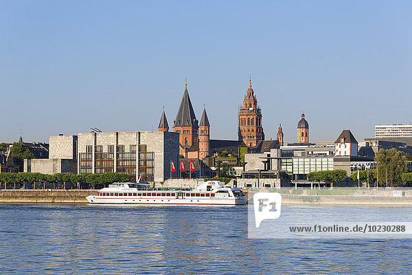 Deutschland  Mainz  Blick auf Rathaus und Rheingoldsaal mit Rhein im Vordergrund
