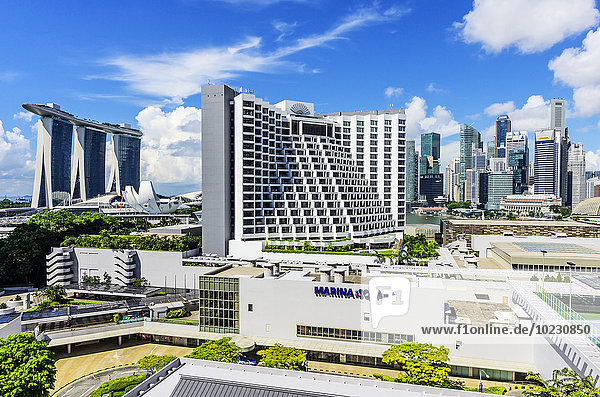 Singapur  Financial District  Marina Bay mit Marina Bay Sands Hotel  Sheraton Hotel und Einkaufszentrum