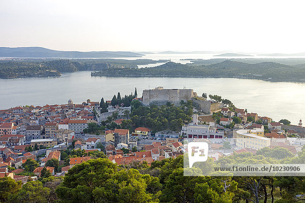 Kroatien Sibenik Blick auf die Stadt an der Küste