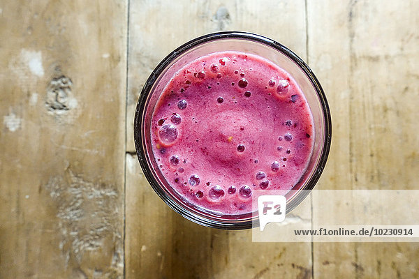Glas Waldfrüchte und Himbeer-Smoothie