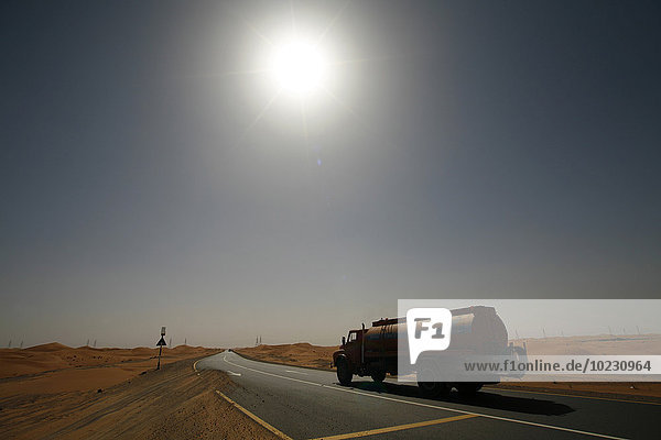 Vereinigte Arabische Emirate  Abu Dhabi  Wüste  Truck on Road