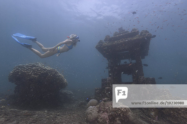 Indonesien Bali Frau beim Schnorcheln im Indischen Ozean