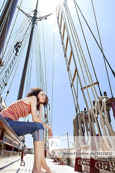 Brünette junge Frau auf einem Segelschiff