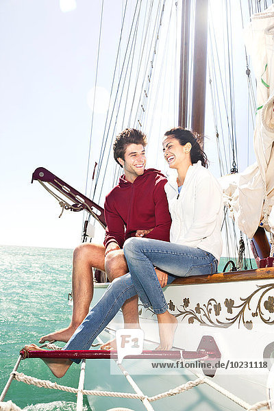 Glückliches junges Paar auf einem Segelschiff