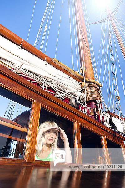 Junge Frau in Kabine auf einem Segelschiff