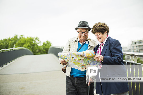 Seniorenpaar beim Betrachten einer Karte
