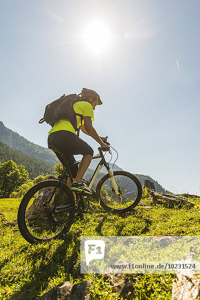 Österreich  Tirol  Tannheimer Tal  junger Mann auf dem Mountainbike in alpiner Landschaft
