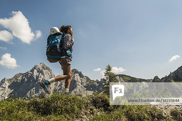 Österreich  Tirol  Tannheimer Tal  junge Frau beim Wandern auf dem Bergweg