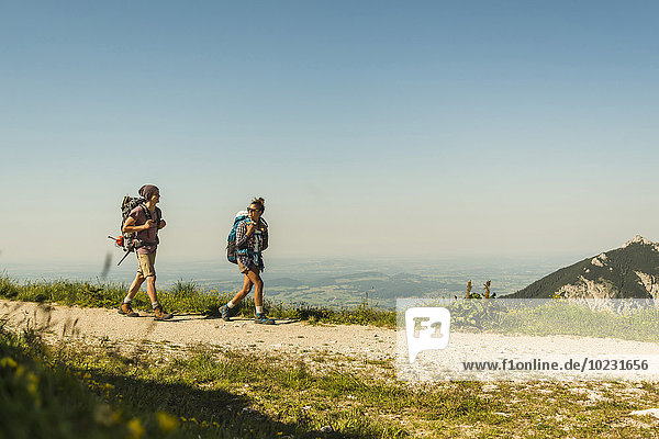 Österreich  Tirol  Tannheimer Tal  junges Paar Wandern auf dem Bergweg