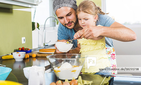 Vater und Tochter backen in der Küche