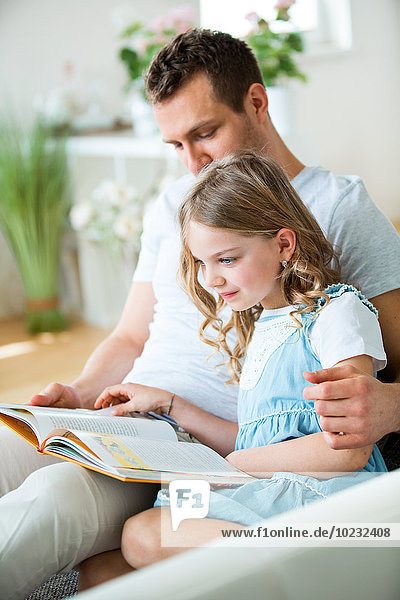 Vater und Tochter lesen Buch