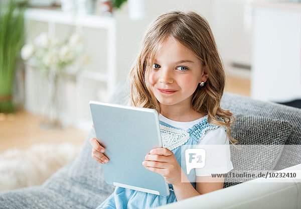 Kleines Mädchen mit digitalem Tablett