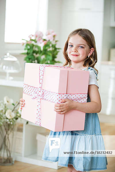 Kleines Mädchen mit Geschenkbox
