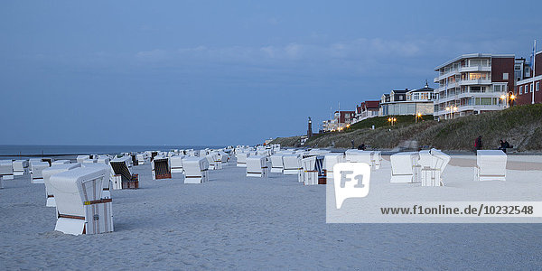 Deutschland  Niedersachsen  Ostfriesland  Wangerooge  Strand mit Liegestühlen am Abend  Panorama