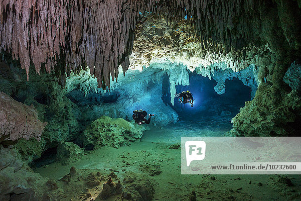 Mexiko  Yucatan  Tulum  zwei Höhlentaucher erkunden das Höhlensystem von Cenote Chan Hol