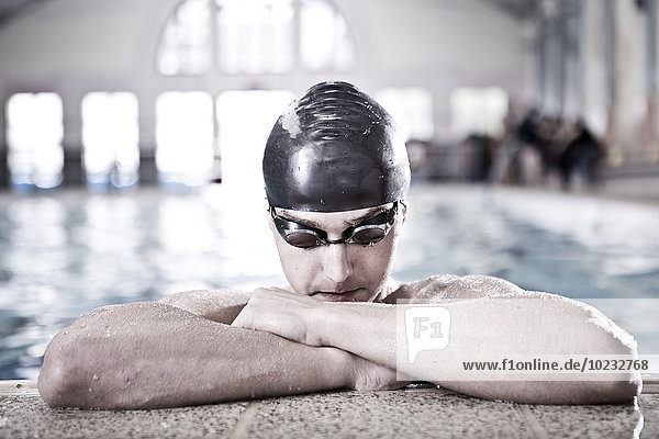 Schwimmer im Hallenbad am Beckenrand