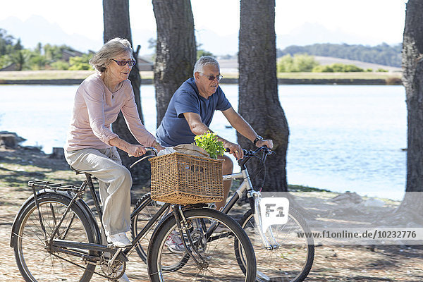 Seniorenpaar beim Radfahren