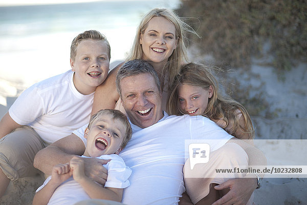 Glückliche Familie zusammen am Strand