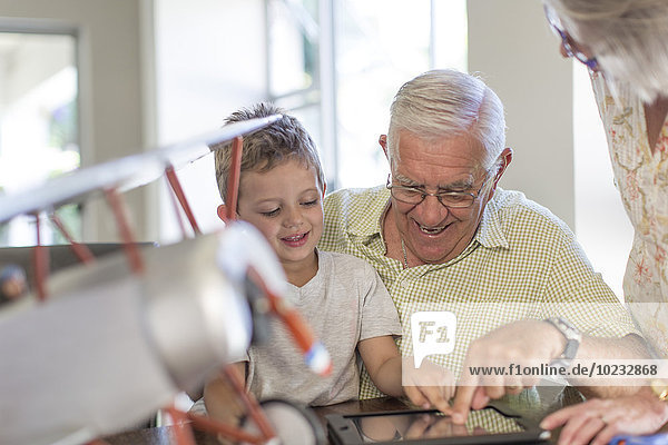 Großvater  Großmutter und Enkel mit digitalem Tablett