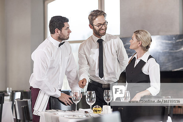 Restaurantmitarbeiter decken Tische