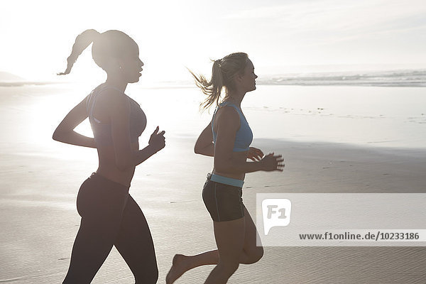 Südafrika  Kapstadt  zwei Frauen beim Joggen am Strand